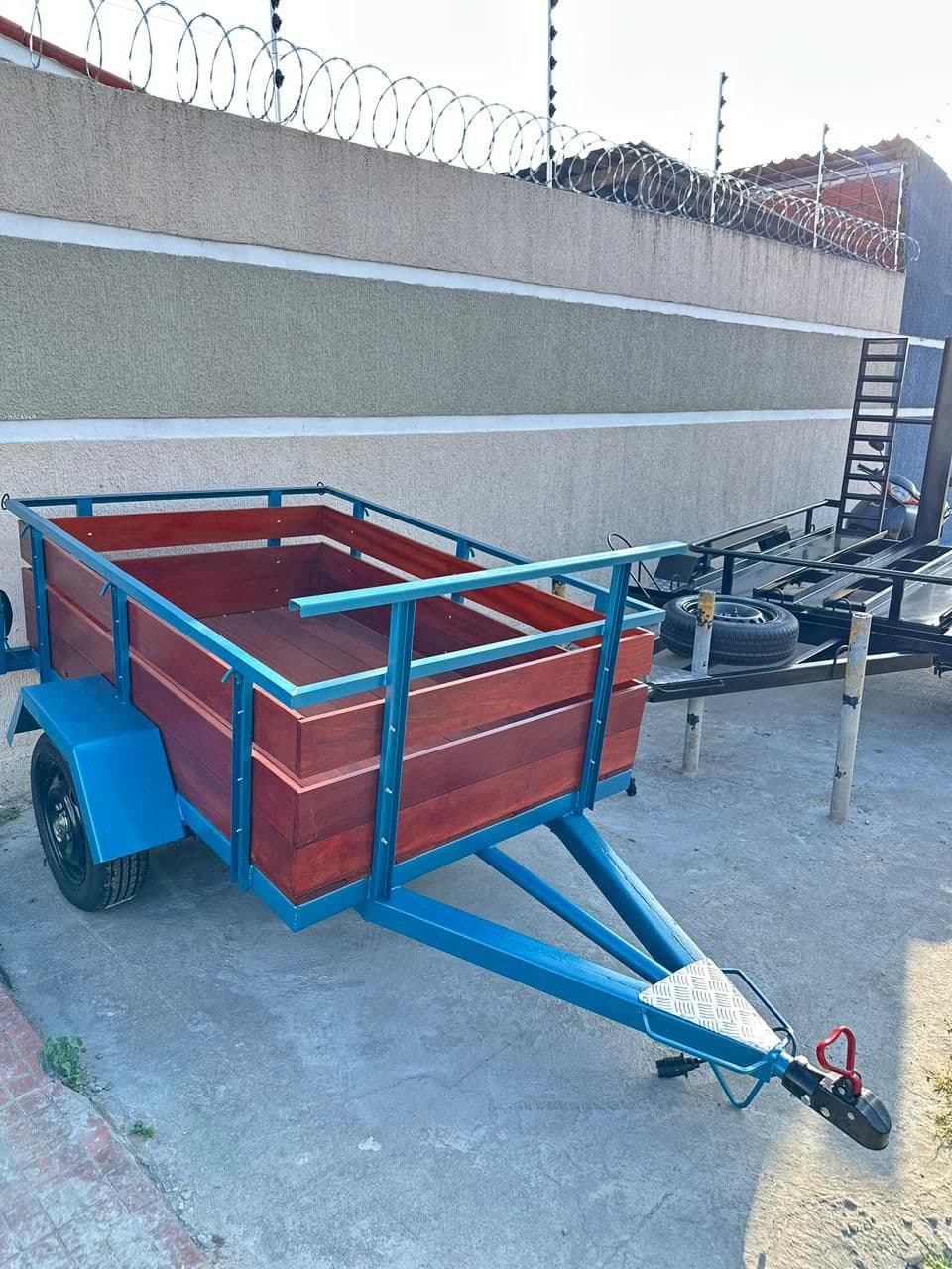 Carretinha personalizada com pintura azul e caçamba de madeira avermelhada