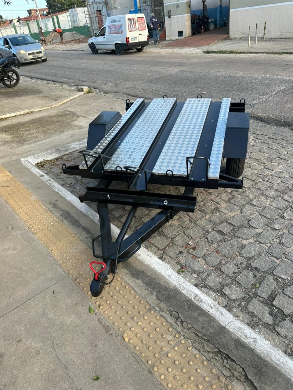Reboque plataforma para motos com três canaletas em chapa xadrez de alumínio