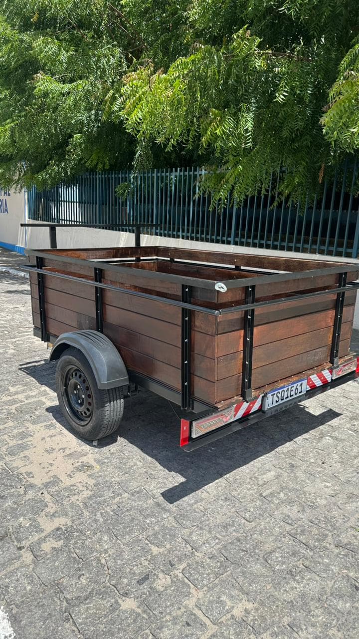 Traseira de carretinha de madeira já emplacada, com sinalização refletiva