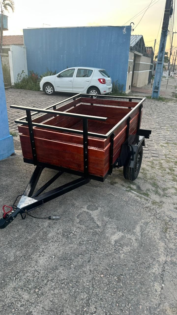 Carretinha de carga de um eixo com caçamba de madeira e grade, pintura preta e branca